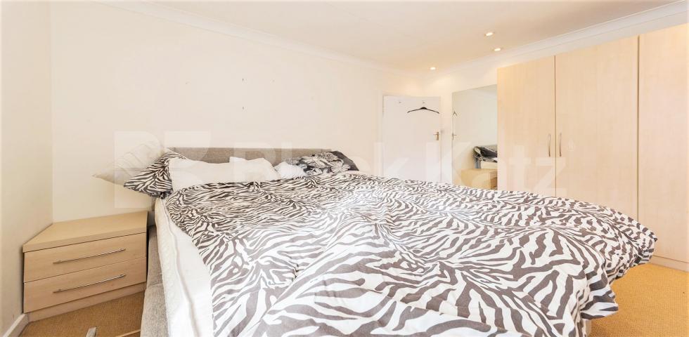 Modern and Central Apartment Connell Crescent , Park Royal